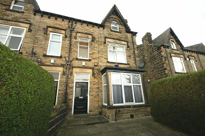 5 Bedroom Semi-Detached House For Sale In Hollyshaw Lane, Leeds, LS15