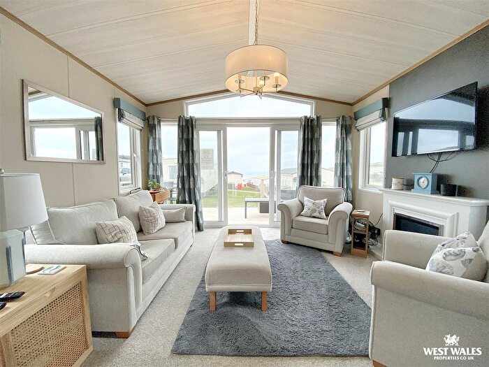 3 Bedroom Mobile/park Home For Sale In Newgale, Haverfordwest, SA62