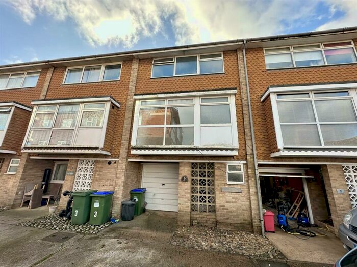 3 Bedroom Town House To Rent In Church Hill, Newhaven, BN9