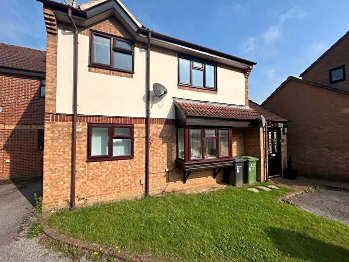 2 Bedroom Maisonette To Rent In Marjoram Close, Guildford, GU2