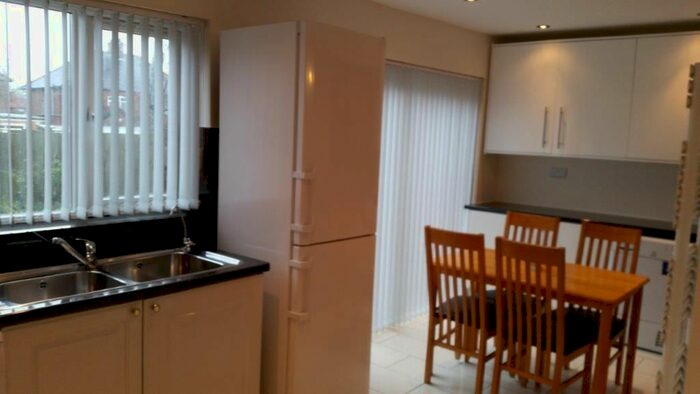 4 Bedroom Semi-Detached House To Rent In Pyecombe Corner, London N12