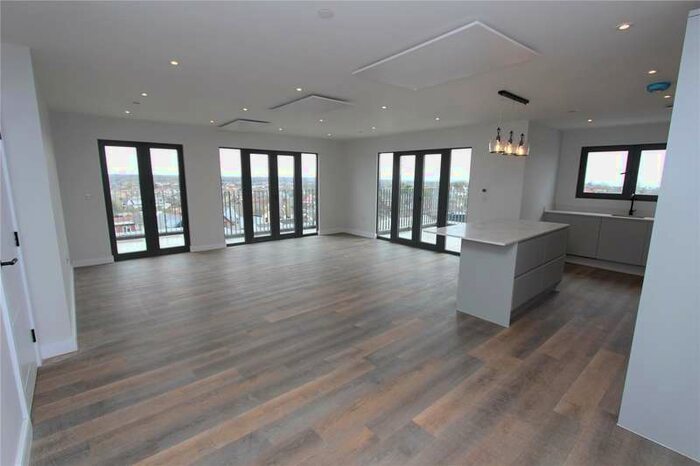 2 Bedroom Penthouse Flat To Rent In London Road, Hadleigh, Benfleet, SS7