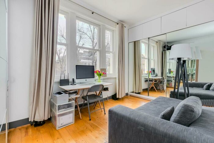 3 Bedroom Flat To Rent In Redcliffe Gardens, Chelsea, London, SW10