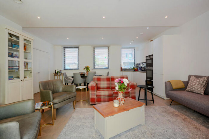 3 Bedroom Flat To Rent In Wentworth Street, Brick Lane, E1