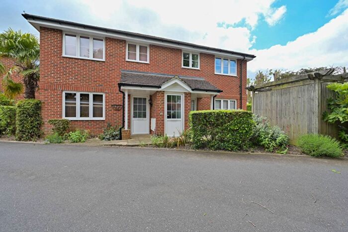 1 Bedroom Flat For Sale In Hollingsworth Mews, Watford, WD25