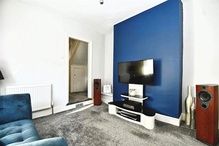 3 Bedroom Terraced House For Sale In East Park Avenue, Hull, HU8