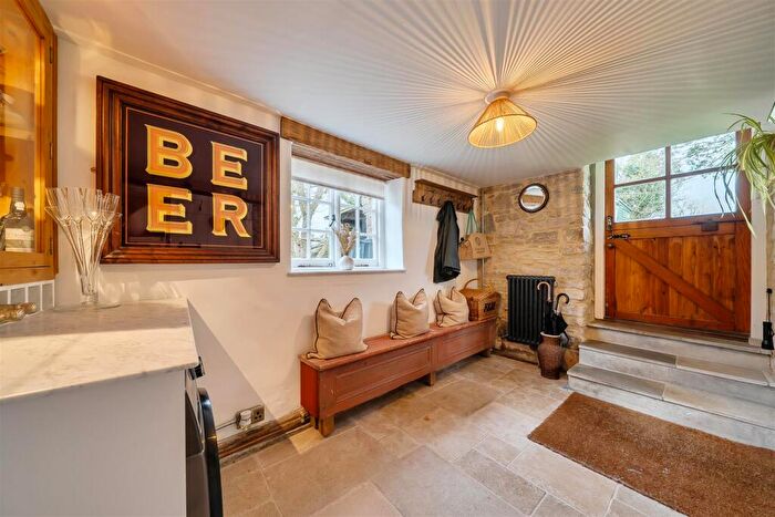 3 Bedroom House For Sale In Valley Road, Swanage, BH19 - Photo 7