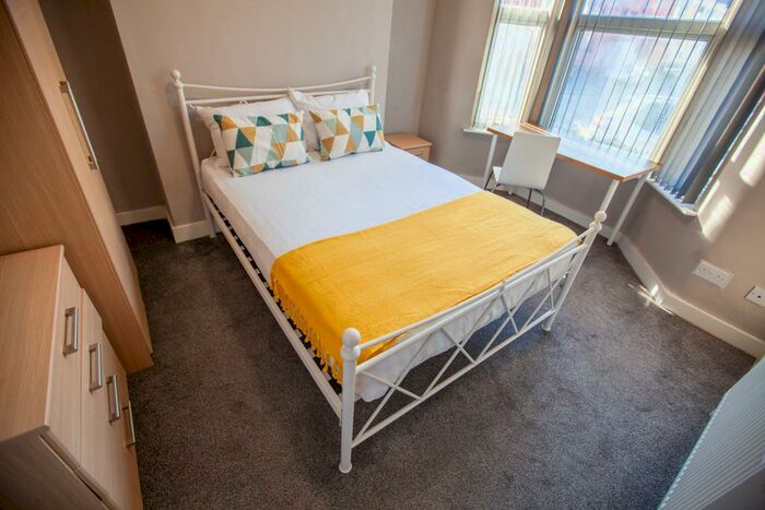 5 Bedroom House To Rent In Edinburgh Road ( Bed), L7