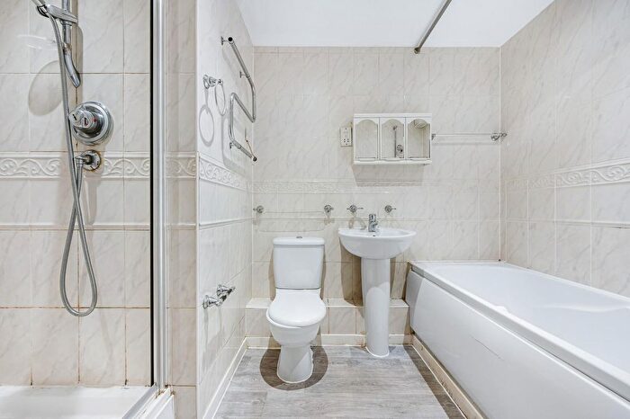 2 Bedroom Flat For Sale In Dominion Close, Hounslow, TW3