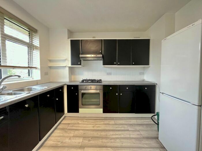 2 Bedroom Maisonette To Rent In Oak Tree View, Farnham, GU9
