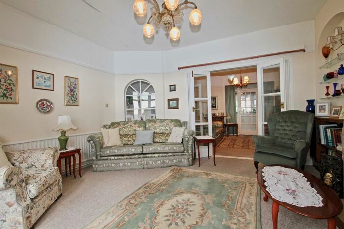 2 Bedroom Detached House For Sale In Undercliff Gardens, Leigh-On-Sea, SS9