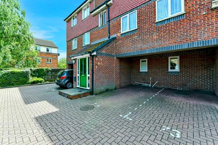 2 Bedroom Flat To Rent In Frensham Close, Southall, UB1