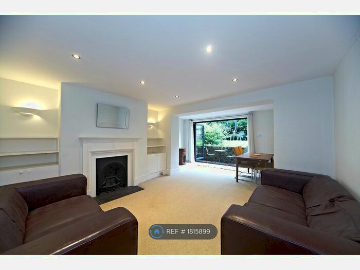 2 Bedroom Flat To Rent In Haselrigge Road, London, SW4