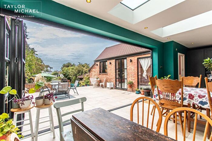 5 Bedroom Semi-Detached House To Rent In Hallyburton Road, Hove, BN3