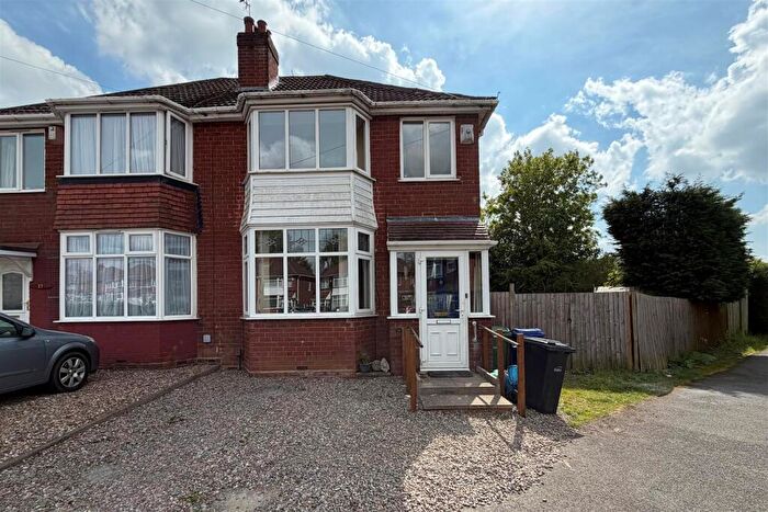 3 Bedroom Semi-Detached House For Sale In Westbourne Road, Halesowen, West Midlands, B62