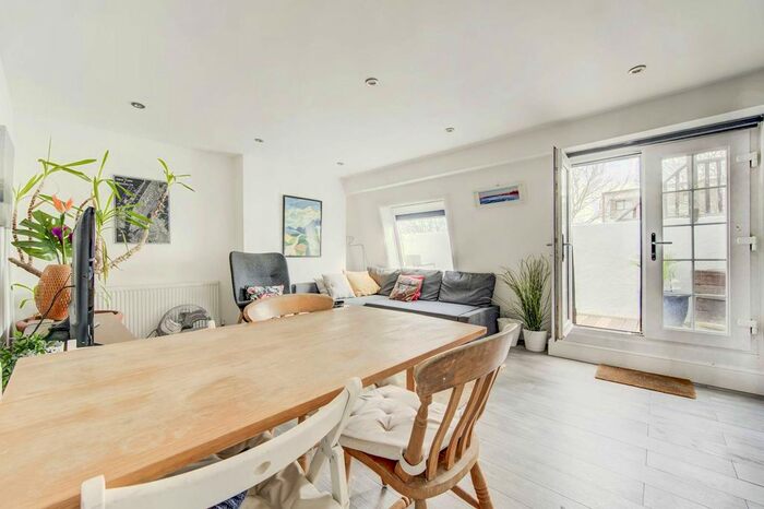 2 Bedroom Flat To Rent In Malvern Road, Maida Hill, London, NW6