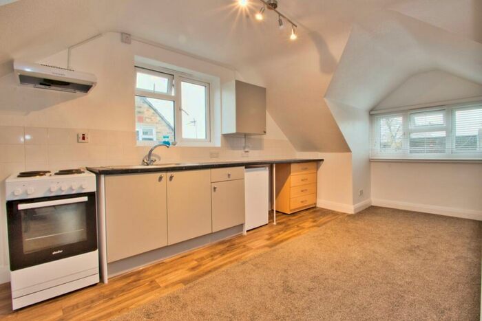 Flat To Rent In Oak Grove, London, NW2