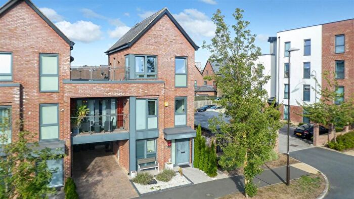 4 Bedroom End Of Terrace House For Sale In Atlas Way, Oakgrove, Milton Keynes, MK10