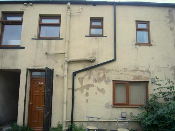 2 Bedroom Flat To Rent In Tong Street, Bradford, West Yorkshire BD4