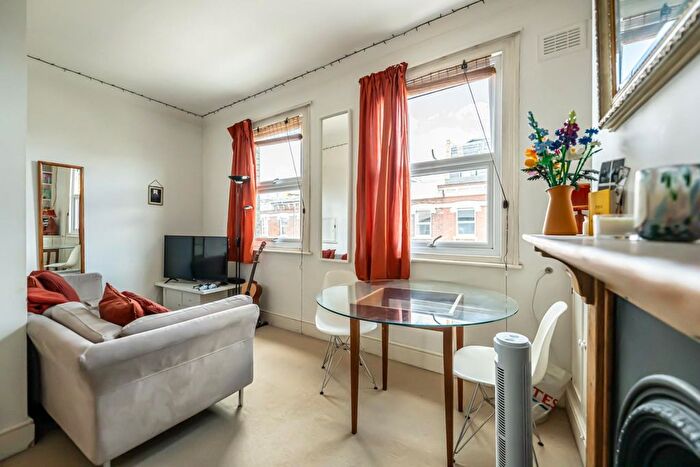1 Bedroom Flat To Rent In Askew Road, Shepherds Bush, London, W12