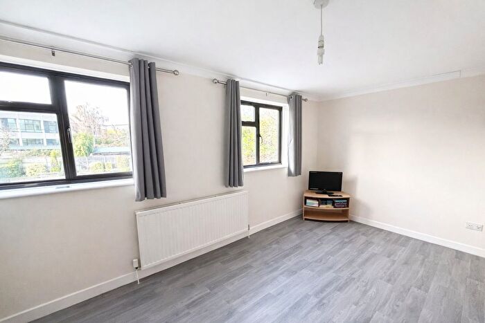 1 Bedroom Flat To Rent In Surrey, Staines-Upon-Thames, TW18