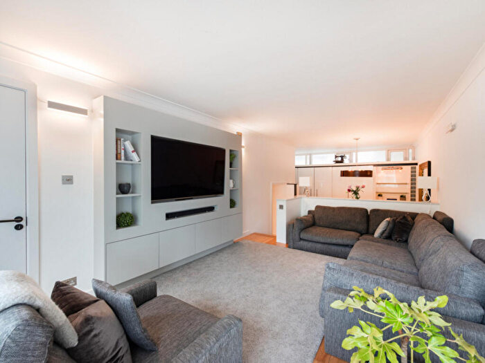 2 Bedroom Apartment To Rent In Spedan Close, London, NW3