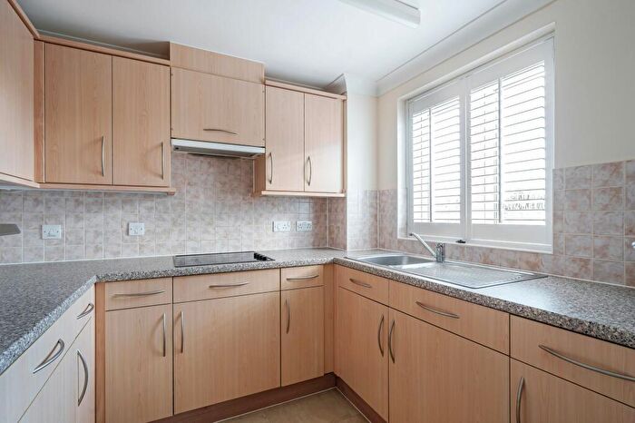 1 Bedroom Flat For Sale In Limpsfield Road, Warlingham, CR6