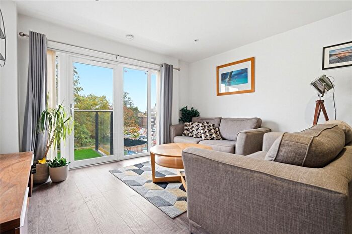 2 Bedroom Flat To Rent In Brickfield Road, SW4