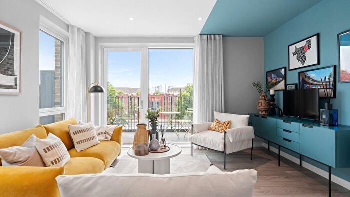 2 Bedroom Flat For Sale In Plumstead Road, London, SE18