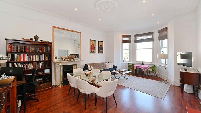 2 Bedroom Flat For Sale In Redcliffe Gardens, London, SW10