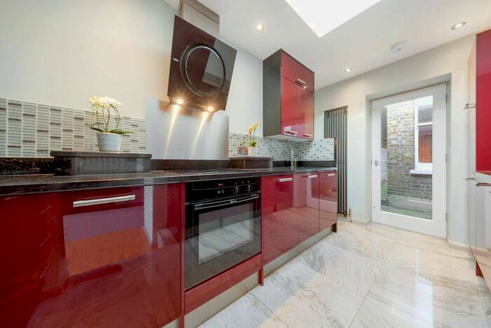 2 Bedroom Flat To Rent In Lysias Road, Balham, London, SW12