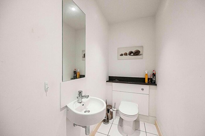 2 Bedroom Duplex To Rent In Western Gateway, Adriatic Apartments, E16