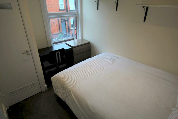 5 Bedroom Terraced House To Rent In Newport View, Burley, Leeds, LS6