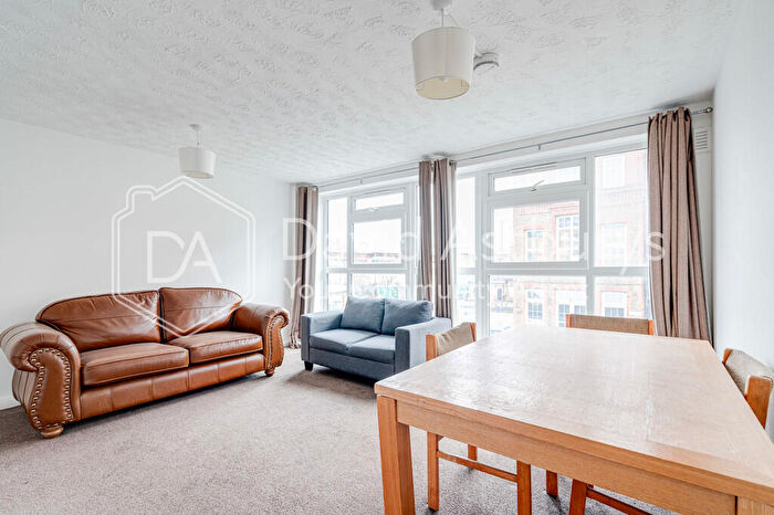 3 Bedroom Maisonette To Rent In Guerin Square, Mile End, London, E3