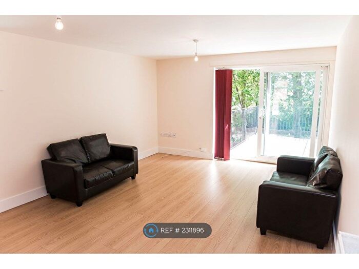2 Bedroom Flat To Rent In Osborne Road South, Southampton, SO17