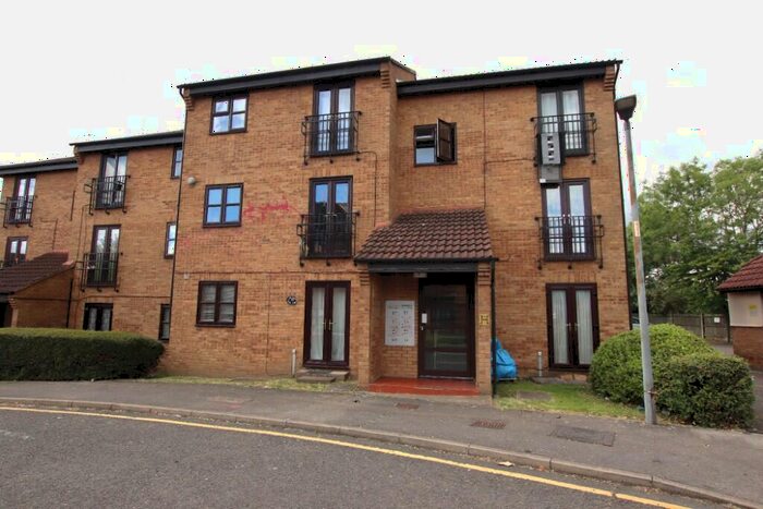 2 Bedroom Flat To Rent In Shafter Road, Dagenham, London, RM10