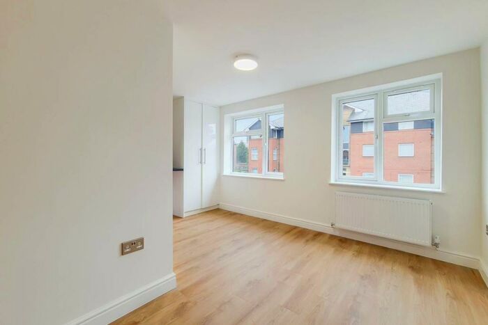 Studio To Rent In Byron Road, Wealdstone, Harrow, HA3