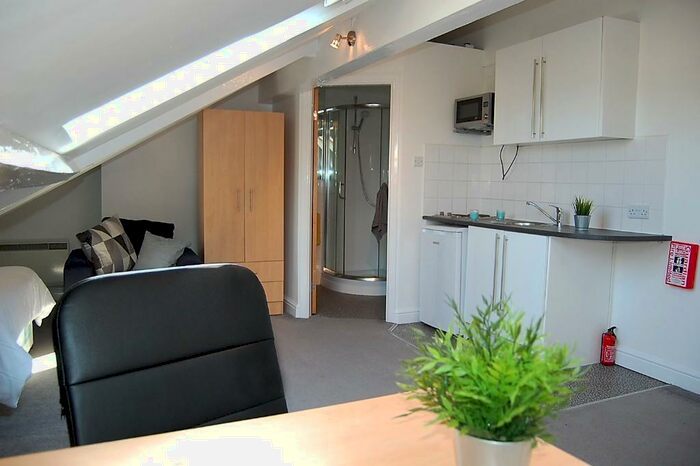 Studio To Rent In Somerset Road, Huddersfield, West Yorkshire, HD5