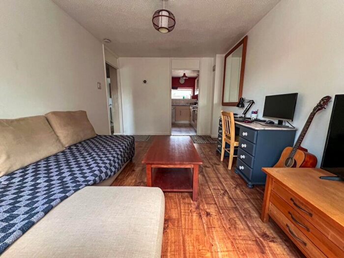 1 Bedroom Maisonette For Sale In Palmers Grove, West Molesey, KT8