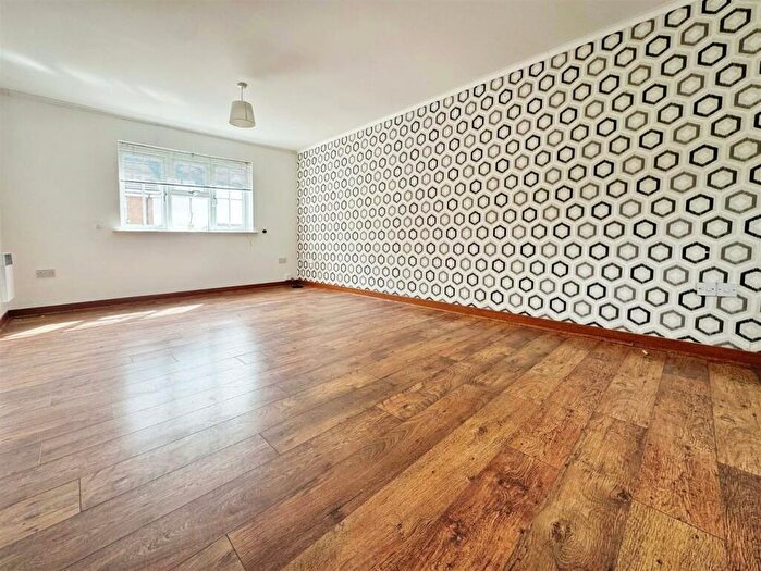 2 Bedroom Flat To Rent In Kendal, Purfleet On Thames, RM19