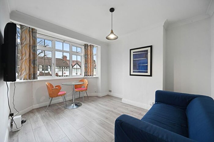 2 Bedroom Flat For Sale In Cleveley Crescent, London, W5