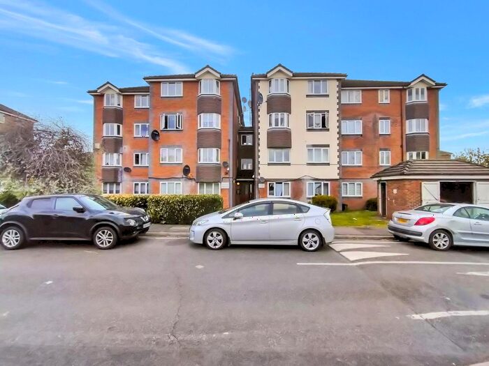 1 Bedroom Flat To Rent In Tennyson Close, Enfield, EN3