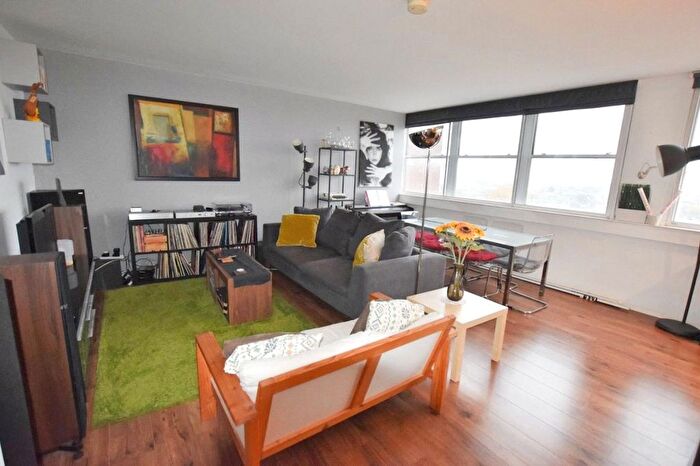 2 Bedroom Flat To Rent In East India Way, Croydon, Surrey, CR0