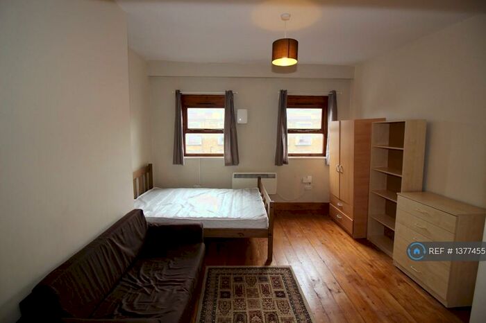 Studio To Rent In Stoke Newington High Street, London, N16