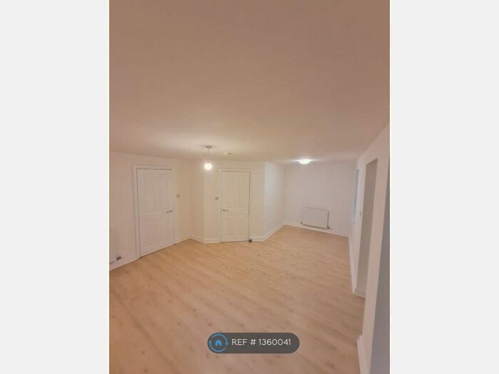 1 Bedroom Flat To Rent In Gee Cross, Hyde, SK14