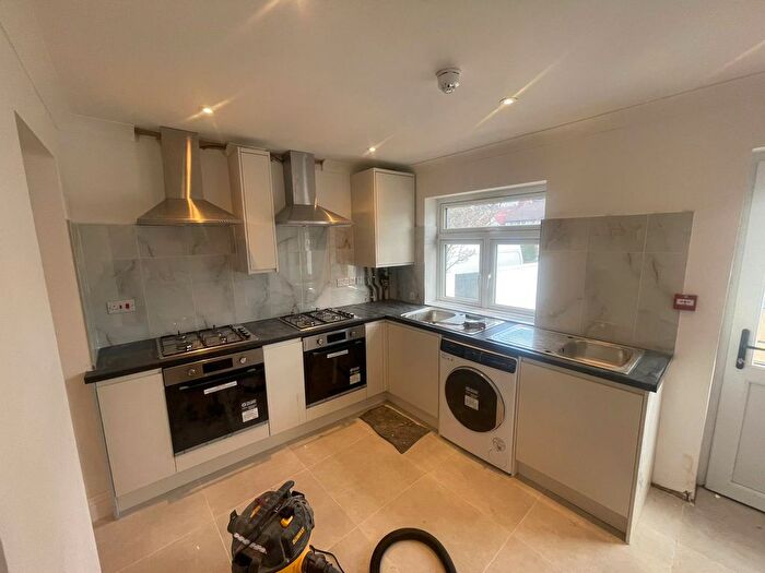 6 Bedroom End Terrace House To Rent In Lytham Grove, Ealing, W5