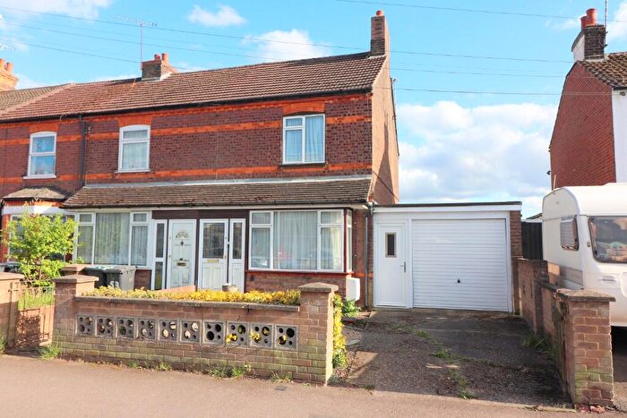 3 Bedroom End Of Terrace House For Sale In St. Thomas's Road, Stopsley, Luton, LU2