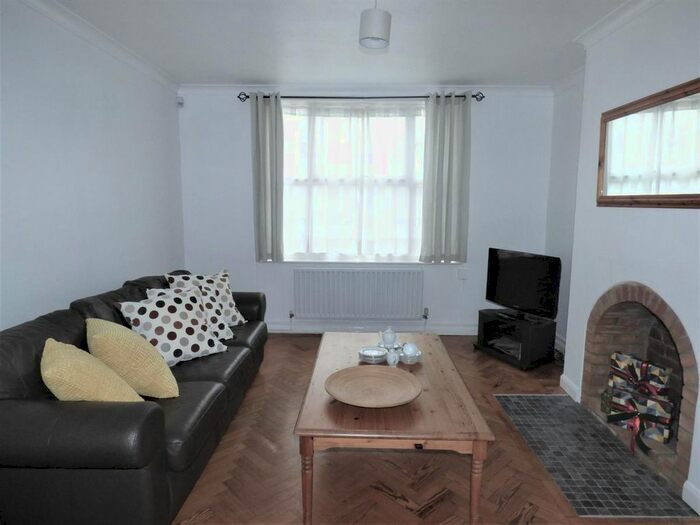 4 Bedroom Semi-Detached House To Rent In Saxon Drive, West Acton, London, W3