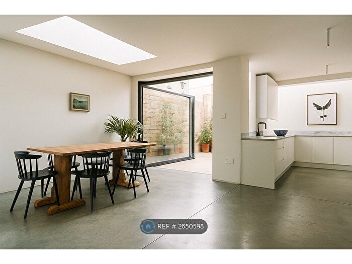 2 Bedroom End Of Terrace House To Rent In Columbia Road, London, E2