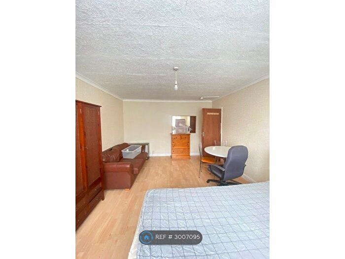 3 Bedroom Flat To Rent In Roman Close, Feltham, TW14